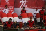 Seniman memainkan musik perkusi kemerdekaan di Carfreeday, Malang, Jawa Timur, Minggu (20/8). Grup musik perkusi kemerdekaan dari Bank BRI tersebut membawakan lagu-lagu nasional utnuk menghibur sekaligus menumbuhkan rasa patriotisme pada masyarakat. Antara Jatim/Ari Bowo Sucipto/zk/17.