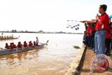 Bupati Batola H. Hasanuddin Murad mengibarkan bendera dimulainya Lomba Dayung di gelar Dinas Pemuda, Olahraga, Kebudayaan dan Pariwisata (Disporbudpar) Batola, Sabtu (19/8). Foto:Antaranews Kalsel/Arianto/G.