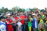 Bupati Tanah Laut, Kalimantan Selatan H. Bambang Alamsyah menutup Kompetisi Sepak bola di Kecamatan Panyipatan, di lapangan sepak bola Panyipatan, Rabu (16/8). Foto:Antaranews Kalsel/Arianto/G.
