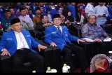 Ketua Majelis Pertimbangan Partai Dewan Pimpinan Pusat Partai Amanat Nasional (PAN) Amien Rais (kiri), Ketua Umum Zulkifli Hasan (tengah) dan Gubernur Jabar Ahmad Heryawan (kanan) menghadiri Rapat Kerja Nasional (Rakernas) PAN III di Bandung, Jawa Barat, Senin (21/8). Rakernas PAN III di Bandung mengangkat tema 'Menjahit Kembali Merah Putih' membahas kondisi terkini Indonesia, sekaligus membahas agenda Pilkada serentak 2018. ANTARA FOTO/Agus Bebeng/wdy/2017