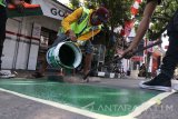 Pekerja melakukan pewarnaan aspal sebagai jalur sepeda di salah satu jalan protokol di Kota Kediri, Jawa Timur, Senin (21/8). Jalur hijau tersebut merupakan salah satu wujud pembangunan Rute Aman Selamat Sekolah (RASS) yang dicanangkan oleh kementerian Perhubungan guna menekan angka kecelakaan pada anak yang pada tahun 2016 mencapai 20 persen dari jumlah total korban kecelakaan lalulintas. Antara Jatim/Prasetia Fauzani/zk/17