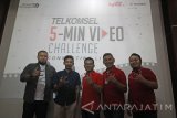 VP Brand and Communications Telkomsel Nirwan Lesmana (tengah), Manager Corporate and Broadband Communications Telkomsel Andrew Mamahit (kanan), VP Sales and Marketing Telkomsel Area Jawa-Bali Ericson Sibagaring (kedua kanan), Sutradara Film sekaligus juri Telkomsel 5-Min Video Challenge Joko Anwar (kiri) dan pemenang Telkomsel 5-Min Video Challenge 2016 Premi Bima Kurniawan (kedua kiri) berpose disela acara jumpa pers Telkomsel 5-Min Video Challenge 2017 di Surabaya, Jawa Timur, Senin (21/8). Kompetisi film pendek yang mengangkat tema 'Connecting Lives' tersebut diharapkan dapat mendorong para mahasiswa atau 'film maker' untuk menunjukkan kreativitasnya dalam membuat film pendek dan bersaing di tingkat internasional. Antara Jatim/Moch Asim/zk/17