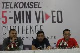 VP Brand and Communications Telkomsel Nirwan Lesmana (kanan), Sutradara Film sekaligus juri Telkomsel 5-Min Video Challenge Joko Anwar (kiri) dan pemenang Telkomsel 5-Min Video Challenge 2016 Premi Bima Kurniawan (tengah) menjawab pertanyaan wartawan saat acara jumpa pers Telkomsel 5-Min Video Challenge 2017 di Surabaya, Jawa Timur, Senin (21/8). Kompetisi film pendek yang mengangkat tema 'Connecting Live' tersebut diharapkan dapat mendorong para mahasiswa atau 'film maker' untuk menunjukkan kreativitasnya dalam membuat film pendek dan bersaing di tingkat internasional. Antara Jatim/Moch Asim/zk/17