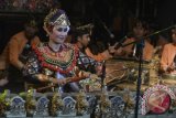 Seniman mementaskan Tari tradisional Palawakya asal Buleleng di Pantai Kelan, Badung, Bali, Senin (21/8) malam. Kesenian yang menggabungkan seni suara, tari dan karawitan oleh seorang seniman tersebut dipentaskan dalam rangkaian Timeless Indonesia Festival 2017 yang digelar untuk mengenalkan keragaman seni budaya Indonesia khususnya kepada wisatawan mancanegara. Antara Bali/Fikri Yusuf/17