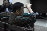 Terdakwa Wali Kota nonaktif Madiun Bambang Irianto menjalani sidang dengan agenda pembacaan putusan kasus gratifikasi dalam proyek pembangunan Pasar Besar kota Madiun di Pengadilan Tipikor Surabaya di Juanda, Sidoarjo, Jawa Timur, Selasa (22/8). Majelis hakim menjatuhkan vonis pidana penjara selama enam tahun dan denda Rp1 miliar rupiah. Antara Jatim/Umarul Faruq/zk/17