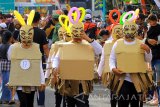 Peserta memakai kostum kreasinya pada acara karnaval di Licin, Banyuwangi, Jawa Timur, Rabu (23/8). Warga yang berada di Kaki Gunung Ijen tersebut, beradu kreativitas untuk merayakan HUT RI-72 RI. Antara Jatim/Budi Candra Setya/zk/17.