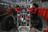 Mahasiswa jurusan teknik elektro industri Politeknik Elektronika Negeri Surabaya (PENS) Elang Utomo (kanan) dan Wahyu Setiawan (kiri) memeriksa kondisi mobil listrik 