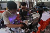 Mahasiswa jurusan teknik elektro industri Politeknik Elektronika Negeri Surabaya (PENS) Iman Hendra Abraham (kiri) dan Dimas Wahyudin (kanan) memperlihatkan cara kerja mesin 