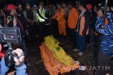 Petugas dan relawan menyiapkan pemulangan jenazah Sularno pendaki Gunung Lawu yang meninggal usai diotopsi di Cemoro Sewu, Kabupaten Magetan, Jawa Timur, Selasa (22/8) malam. Sularno asal Karanganyar, Jawa Tengah melakukan pendakian sejak 16 Agustus ditemukan meninggal diduga akibat hipotermia di petilasan Prabu Brawijaya V kawasan puncak Hargo Dalem yang merupakan salah satu dari puncak Gunung Lawu, Selasa (22/8) pagi. Antara Jatim/Foto/Siswowidodo/zk/17