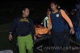 Petugas dan relawan mengusung jenazah Sularno pendaki Gunung Lawu yang meninggal usai diotopsi di Cemoro Sewu, Kabupaten Magetan, Jawa Timur, Selasa (22/8) malam. Sularno asal Karanganyar, Jawa Tengah melakukan pendakian sejak 16 Agustus ditemukan meninggal diduga akibat hipotermia di petilasan Prabu Brawijaya V kawasan puncak Hargo Dalem yang merupakan salah satu dari puncak Gunung Lawu, Selasa (22/8) pagi. Antara Jatim/Foto/Siswowidodo/zk/17