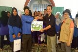 Penyerahan Dropbox tempat sampah ramah lingkungan secara simbolis oleh Reza Andreanto (kedua kanan), Environment Manager Tetra Pak Indonesia kepada Ajat (kedua kiri) Kepala Pendidikan Sekolah Alam Ciomas Bogor yang di dampingi oleh Indra Setia Dewi (kanan), Bussiness Development FSC Indonesia dan Rahmah (kiri) Kepala sekolah alam Ciomas, Bogor, Jawa Barat. (Foto Humas FSC).