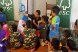 Reza Andreanto, Environment Manager Tetra Pak Indonesia saat membagikan minuman kotak dan memberi penjelasan tentang prodak kemasan makanan dan minuman bersertifikat FSC kepada anak-anak Sekolah Alam Ciomas, Bogor, Jawa Barat. Acara Roadshow FSC Goes to school putaran ketiga kerjasama FSC dan Tetra Pak Indonesia untuk memberi pengetahuan mengenai kesadaran akan pentingnya hutan dan lingkungan dalam kehidupan manusia. (Foto Humas FSC).