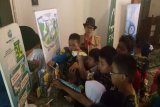 Indra Setia Dewi (bertopi), Bussiness Development FSC Indonesia menyaksikan anak-anak sedang melihat produk Tetra Pak Indonesia yang
bersertifikat FSC di Sekolah Alam Ciomas, Bogor, Jawa Barat. Acara
Roadshow FSC Goes to school putaran ketiga kerjasama FSC dan Tetra Pak
Indonesia untuk memberi pengetahuan mengenai kesadaran akan pentingnya
hutan dan lingkungan dalam kehidupan manusia. (Foto Humas FSC).