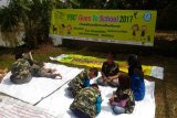 Anak-anak dari Sekolah Alam Ciomas Bogor sedang mengadakan kegiatan di
lapangan. Acara Roadshow FSC Goes to school putaran ketiga kerjasama FSC dan Tetra Pak Indonesia untuk memberi pengetahuan mengenai kesadaran akan pentingnya hutan dan lingkungan dalam kehidupan manusia. (Foto Humas FSC).