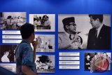 Pengunjung mengamati foto-foto dokumentasi kegiatan Presiden Sukarno saat pameran \