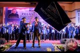 Ketua DPD Partai Demokrat Provinsi Maluku Elwen Roy Pattiasina (kiri) mengibarkan bendera Partai Demokrat usai dilantik oleh Sekjen Partai Demokrat Hinca Panjaitan (kanan) di Baileo Siwalima, Ambon, Selasa (15/7). DPD Partai Demokrat Provinsi Maluku periode 2017-2022 yang diketuai Elwen Roy Pattiasina terdiri dari 128 fungsionaris. ANTARAFOTO/izaac mulyawan/ama/17