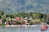 Kawasan hunian untuk wisatawan yang berada di tepi Danau Toba, Pulau Samosir, Provinsi Sumatera Utara. Sejak 2016 Danau Toba dicanangkan sebagai salah satu dari 10 kawasan strategis pariwisata nasional yang menjadi prioritas Kementerian Pariwisata untuk dikembangkan. (ANTARA FOTO/Anis Efizudin/Dok).