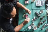 Pengrajin membuat miniatur motor Harley Davidson berbahan daur ulang dari pernik tekstil untuk dijual dengan harga Rp200 ribu hingga 250 ribu rupiah di Kepanjen, Malang, Jawa Timur, Kamis (24/8). Menurut pengrajin setempat, permintaan miniatur motor harley turun hampir 100 persen akibat serbuan produk mainan motor dari China yang terbuat dari plastik. Antara jatim/Ari Bowo Sucipto/zk/17.