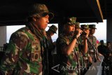 Komandan Pasmar-1 Brigjen TNI (Mar) Lukman Hasyim (kedua kiri), didampingi sejumlah perwira meninjau latihan perang di Pantai Banongan, Asembagus, Situbondo, Jawa Timur, Kamis (24/8). Latihan tempur ini diikuti sebanyak 1.745 personel dan material tempur Korps Marinir TNI AL dalam Latihan Marinir Terpadu (Latmardu) tahun 2017 menggunakan KRI Teluk Ende-517, KRI Teluk Banten-516, KRI Teluk Sampit-515, Helly Bell dan pesawat Cassa TNI AL. Antara Jatim/Seno/zk/17.