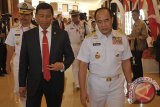 Menkopolhukam Wiranto (kri) bersama Kepala Staf Angkatan Laut Laksamana TNI Ade Supandi (kanan) dalam Simposium Internasional ke-3 Keamanan Maritim 2017 di Nusa Dua, Bali, Kamis (24/8). Kegiatan selama dua hari tersebut dihadiri sekitar 350 peserta dari 43 negara untuk berdiskusi dan membangun kerja sama dalam penanganan keamanan maritim regional serta internasional. Antara Bali/Nyoman Budhiana/nym/2017.