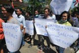 Aktivis yang tergabung dalam Jaka Jatim berunjukrasa di depan kantor DPRD Pamekasan, Jawa Timur, Kamis  (24/8). Mereka mendukung aksi OTT oleh Komisi Pemberantasan Korupsi (KPK) terhadap sejumlah pejabat di Pamekasan serta menuntut agar mengusut tuntas kasus tersebut. Antara Jatim/Saiful Bahri/zk/17