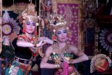 Dua orang seniman asal Jepang menari saat pementasan Sendratari Rama Sita kolaborasi seniman Jepang dan Bali di Desa Munggu, Badung, Bali, Kamis (24/8) malam. Pementasan yang melibatkan sejumlah penari, penabuh Karawitan dan dalang asal Jepang tersebut memainkan lakon Rama Sinta dalam bahasa Bali, Jepang dan Indonesia sebagai salah satu bentuk kerjasama Indonesia dan Jepang dalam bidang seni budaya. Antara Bali/Fikri Yusuf/17