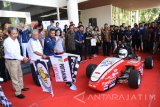 Seorang pengemudi berada didalam mobil formula Sapu Angin Speed (SAS) 5 disela-sela peluncuran di Rektorat Institut Teknologi Sepuluh November (ITS) Surabaya, Jawa Timur, Jumat (25/8). Mobil formula Sapu Angin Speed (SAS) 5 tersebut akan mengikuti ajang 'Student Formula Japan 2017' di Ecopa Stadium, Shizuoka Prefecture, Jepang pada 5-9 September mendatang. Antara Jatim/M Risyal Hidayat/zk/17