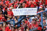 Suporter Indonesia memberikan dukungan saat Timnas U-22 Indonesia melawan Timnas U-22 Kamboja pada laga terakhir penyisihan grub B SEA Games XXIX Kuala Lumpur di Stadion Shah Alam, Selangor, Malaysia, Kamis (24/8). Timnas Indonesia mendukkan Kamboja denga skor 2-0 sekaligus mengantarkan Indonesia ke babak semifinal