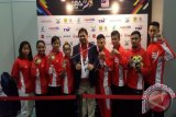 Ketua Umum Pengurus Besar Wushu Indonesia (PB WI) Airlangga Hartarto (tengah), berfoto bersama para atlet wushu Indonesia yang meraih medali pada ajang SEA Games 2017 Malaysia di KLCC Kuala Lumpur, Selasa (22/8). Tim Wushu Indonesia berhasil mencapai target dengan meraih tiga medali emas yang ditetapkan oleh Satlak Prima. ANTARA FOTO/HO/Anung/ama/17