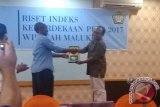 Dewan Pers bekerja sama dengan Universitas Darusalam menyelenggarakan FGD tentang kemerdekaan pers di provinsi Maluku di Ambon, Sabtu (26/8). Acara dibuka dengan pertukaran cinderamata antarkedua penyelenggara acara.