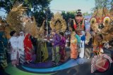 Presiden Joko Widodo (tengah) menyapa peserta pada Karnaval Kemerdekaan Pesona Parahyangan (KKPP) 2017 di Bandung, Jawa Barat, Sabtu (26/8). KKPP 2017 diikuti 2.500 peserta dari 13 Provinsi se-Indonesia dengan rute sepanjang 3,8 km dalam rangka memeriahkan Puncak Peringatan HUT Ke-72 RI. ANTARA FOTO/Fahrul Jayadiputra/wdy/2017