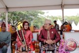 Gubernur Lampung M. Ridho Ficardo (kanan) saat membuka Parade Budaya Lampung Culture and Carnival di Lapangan Saburai, Kota Bandarlampung, Provinsi Lampung, Sabtu (26/8/2017).