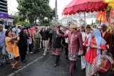 Gubernur Lampung M. Ridho Ficardo (dua kanan) didampingi istri Ny. Aprilani Yustin Ficardo (kanan) saat mengikuti dan memeriahkan Parade Budaya Lampung Culture and Carnival di Lapangan Saburai, Kota Bandarlampung, Provinsi Lampung, Sabtu (26/8/2017).