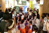 Kemeriahan anak-anak TK Synantam dalam mengikuti program creativitas berupa edukasi terkait FSC dan Tetra Pak di LOTTE Mart Green Pramuka Square Jakarta. Acara Roadshow FSC Corner 2017 putaran ketiga diselenggarakan di LOTTE Mart Green Pramuka Square Jakarta merupakan bagian dari rangkaian program edukasi konsumen yang bertemakan #PeduliHutanBerawalDariRumah khusus untuk konsumen supermarket di Indonesia agar mengenali manfaat memilih produk bersertifikat FSC bagi kelestarian hutan. (Foto FSC Indonesia).