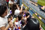 Anak anak sekolah TK Synantam yang didampingi oleh guru dan orang tua sedang memilih produk Tetra Pak yang berlabel FSC dalam salah satu program perlombaan belanja produk label FSC di LOTTE Mart Green Pramuka Square Jakarta. Acara Roadshow FSC Corner 2017 putaran ketiga diselenggarakan di LOTTE Mart Green Pramuka Square Jakarta merupakan bagian dari rangkaian program edukasi konsumen yang bertemakan #PeduliHutanBerawalDariRumah khusus untuk konsumen
supermarket di Indonesia agar mengenali manfaat memilih produk bersertifikat FSC bagi kelestarian hutan. (Foto FSC Indonesia).