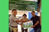 Reza Andreanto, Manager Environment Tetra Pak Indonesia sedang memberikan simbolis penyerahan Dropbox tempat sampah ramah lingkungan kepada Antony kepala Lotte Mart Green Pramuka Square Jakarta di LOTTE Mart Green Pramuka Square Jakarta. Acara Roadshow FSC Corner 2017 putaran ketiga diselenggarakan di LOTTE Mart Green Pramuka Square Jakarta merupakan bagian dari rangkaian program edukasi konsumen yang bertemakan #PeduliHutanBerawalDariRumah khusus untuk konsumen supermarket di Indonesia agar mengenali manfaat memilih produk bersertifikat FSC bagi kelestarian hutan. (Foto FSC Indonesia).