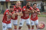 Pesepak bola Bali United Sylvano Dominique Comvalius (kedua kanan) beraksi dengan rekannya Irfan Bachdim (kanan) dan Nick Van Der Velden (kedua kiri) dan Stefano Lilipaly (kiri) setelah berhasil membobol gawang Mitra Kukar dalam Pertandingan Sepak Bola Liga 1 di Stadion I Wayan Dipta, Gianyar, Bali, Minggu (27/8). Bali United menang atas Mitra Kukar dengan skor 6-1. Antara Bali/Nyoman Budhiana/nym/2017.