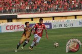 Pesepak bola Bali Stefano Lilipaly (kanan) berebut bola dengan pesepak bola Mitra Kukar, Saiful Ramadan dalam Pertandingan Sepak Bola Liga 1 di Stadion I Wayan Dipta, Gianyar, Bali, Minggu (27/8). Bali United menang atas Mitra Kukar dengan skor 6-1. Antara Bali/Nyoman Budhiana/nym/2017.