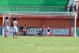 Penjaga gawang Persepam Madura Utama  (PMU) Nanda Bachtiar (tengah) tertegun menyaksikan gawangnya dibobol pesepak bola Martapura FC Qischil G Miny (kedua kanan) dalam lanjutan laga Gojek Traveloka Liga 2 di Stadion Gelora Ratu Pamelingan (SGRP) Pamekasan, Jawa Timur, Minggu  (27/8). Dalam laga tersebut PMU mengalahkan Martapura FC dengan sekor 4-2. Antara Jatim/Saiful Bahri/zk/17