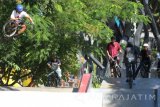 Peserta melakukan trik 'Table Top' saat kompetisi BMX Street di Surabaya, Jawa Timur, Sabtu (26/8). Kegiatan yang digelar oleh Dinas Pemuda dan Olahraga (Dispora) Kota Surabaya dan diikuti puluhan peserta dari berbagai daerah Jawa Timur dan Jawa Tengah itu untuk mencari bibit muda atlit BMX Street. Antara jatim/Didik Suhartono/zk/17