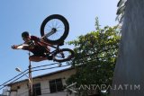 Peserta melakukan trik 'Table Top' saat kompetisi BMX Street di Surabaya, Jawa Timur, Sabtu (26/8). Kegiatan yang digelar oleh Dinas Pemuda dan Olahraga (Dispora) Kota Surabaya dan diikuti puluhan peserta dari berbagai daerah Jawa Timur dan Jawa Tengah itu untuk mencari bibit muda atlit BMX Street. Antara jatim/Didik Suhartono/zk/17