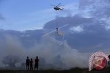 Helikopter MI-8 milik Badan Nasional Penanggulangan Bencana (BNPB) melakukan pemadaman kebakaran lahan di Desa Arisan Saja, Pemulutan Barat, Ogan Ilir (OI), Sumatera Selatan, Kamis (24/8). Berdasarkan pantauan dari Lembaga Penerbangan dan Antariksa Nasional (LAPAN) sebanyak 253 titik hotspot terdeteksi di seluruh Indonesia. (FOTO ANTARA)