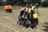 Peserta saling berlomba untuk menjadi yang terdepan di kelas Terompah Panjang dalam Lomba Olahraga Tradisional di Taman Gayam, Malang, Jawa Timur, Sabtu (26/8). Lomba tahunan tersebut sekaligus digunakan untuk menjaring atlit yang akan diproyeksikan untuk ikut dalam Festival Olahraga Rekreasi Nasional (FORNAS) 2017 di Banjarmasin. Antara Jatim/Ari Bowo Sucipto/zk/17.