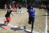 Seorang peserta menghindar dari sentuhan lawannya di kelas Hadang Putri dalam Lomba Olahraga Tradisional di Taman Gayam, Malang, Jawa Timur, Sabtu (26/8). Lomba tahunan tersebut sekaligus digunakan untuk menjaring atlit yang akan diproyeksikan untuk ikut dalam Festival Olahraga Rekreasi Nasional (FORNAS) 2017 di Banjarmasin. Antara Jatim/Ari Bowo Sucipto/zk/17.