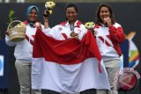 Tim panahan putri Indonesia Triya Resky Adriyani (kiri), Dellie Threesyadinda (tengah) dan Rona Siska Sari menunjukkan medali perunggu saat penyerahan medali nomor compound beregu putri SEA Games XXIX 2017 di Synthetic Turf Fild, kawasan Stadion Bukit Jalil, Kuala Lumpur, Malaysia.  Tim panahan putri Indonesia menyabet medali perunggu usai menang atas tim panahan putri Thailand dengan skor 225-222. (ANTARA FOTO/Sigid Kurniawan). 