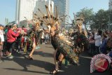 Sejumlah peserta Parade ASEAN 50 melakukan kirab di Kawasan Thamrin, Jakarta, Minggu (27/8). Parade yang diikuti peserta yang berasal dari negara anggota ASEAN dan sejumlah negara sahabat tersebut diselenggarakan dalam rangka HUT ke-50 ASEAN. (Foto ANTARA)