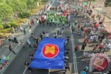 Sejumlah peserta Parade ASEAN 50 melakukan kirab di Kawasan Thamrin, Jakarta, Minggu (27/8). Parade yang diikuti peserta yang berasal dari negara anggota ASEAN dan sejumlah negara sahabat tersebut diselenggarakan dalam rangka HUT ke-50 ASEAN. (Foto Antara)