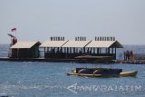 Pengunjung berwisata di Rumah Apung di Pantai Bangsring, Banyuwangi, Jawa Timur, Sabtu (26/8). Tempat wisata yang menjadi lokasi penangkaran hiu dan konservasi terumbu karang tersebut merupakan salah satu tempat tujuan wisata favorit di Kabupaten Banyuwangi.  Antara jatim/Moch Asim/zk/17