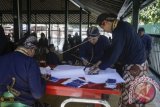 Abdi dalem menerima gaji di Bangsal Magangan, Komplek Keraton Yogyakarta, DI Yogyakarta, Senin (28/8). Ribuan abdi dalem menerima gaji atau honor dari alokasi dana keistimewaan dengan besaran berdasarkan pangkat abdi dalem. ANTARA FOTO/Hendra Nurdiyasyah/wdy/17.