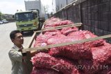 Petugas mengamati bawang merah disela-sela pemberangkatan ekspor bawang merah dari pergudangan kawasan Kalianak 55 Surabaya, Jawa Timur, Senin (28/8). Menurut Direktur Jenderal Hortikultura Kementerian Pertanian RI, Kementan melepas sebanyak sembilan kontainer atau 247,5 ton dengan nilai mencapai USD 436.500 atau setara dengan Rp 4,7 miliar dengan tujuan Thailand dan Singapura. Antara Jatim/M Risyal Hidayat/zk/17